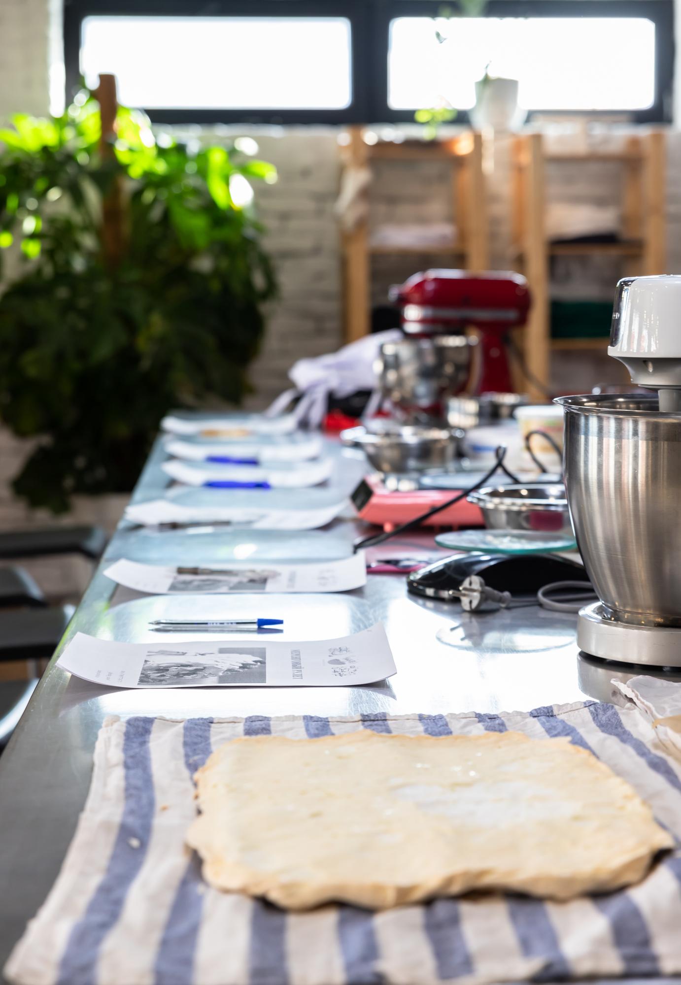 Laboratorio di cucina con attrezzature moderne e ingredienti disposti